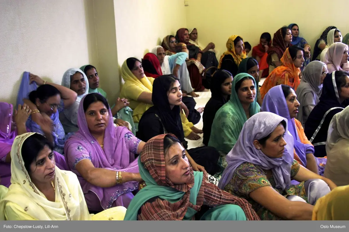 Sikhisme, Gurduara Sri Guru Nanak Dev Ji, sikh tempel, Alnabru i Oslo, interiør, hellig bok, symboler, hellige gjenstander, kvinner, menn, matlaging, bønn, prosesjoner, musikk. 
