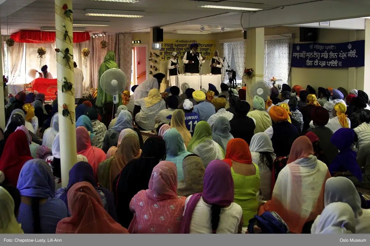 Sikhisme, Gurduara Sri Guru Nanak Dev Ji, sikh tempel, Alnabru i Oslo, interiør, hellig bok, symboler, hellige gjenstander, kvinner, menn, matlaging, bønn, prosesjoner, musikk. 
