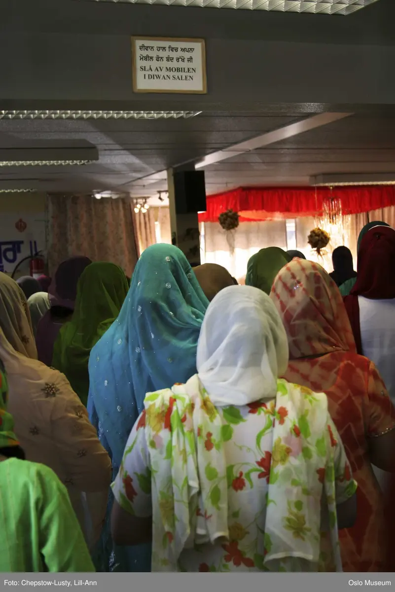 Sikhisme, Gurduara Sri Guru Nanak Dev Ji, sikh tempel, Alnabru i Oslo, interiør, hellig bok, symboler, hellige gjenstander, kvinner, menn, matlaging, bønn, prosesjoner, musikk. 
