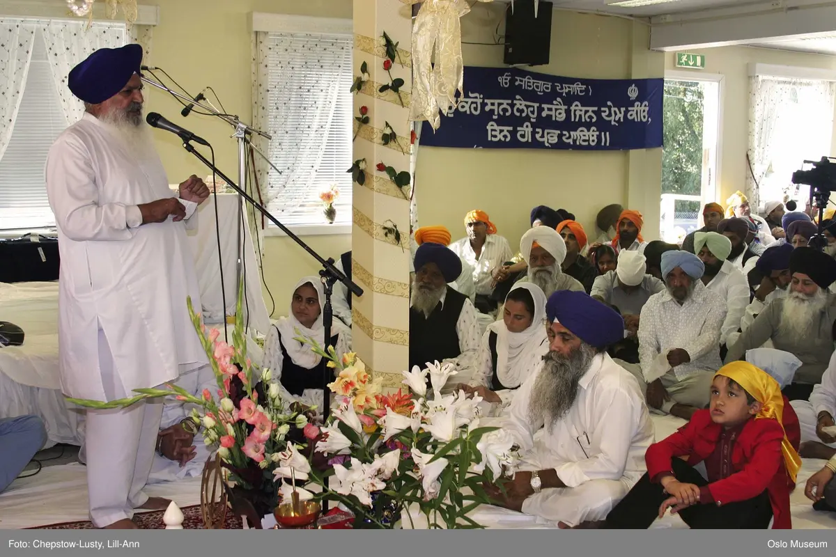 Sikhisme, Gurduara Sri Guru Nanak Dev Ji, sikh tempel, Alnabru i Oslo, interiør, hellig bok, symboler, hellige gjenstander, kvinner, menn, matlaging, bønn, prosesjoner, musikk. 
