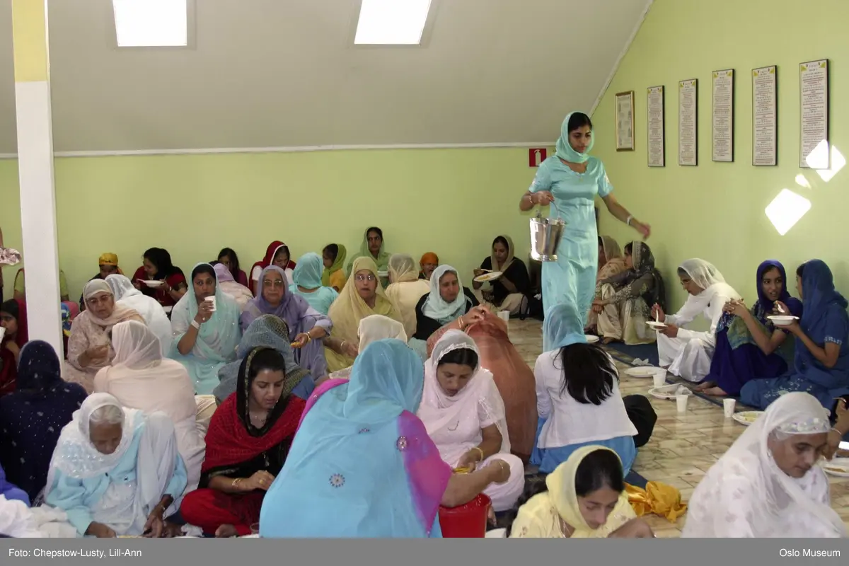 Sikhisme, Gurduara Sri Guru Nanak Dev Ji, sikh tempel, Alnabru i Oslo, interiør, hellig bok, symboler, hellige gjenstander, kvinner, menn, matlaging, bønn, prosesjoner, musikk. 
