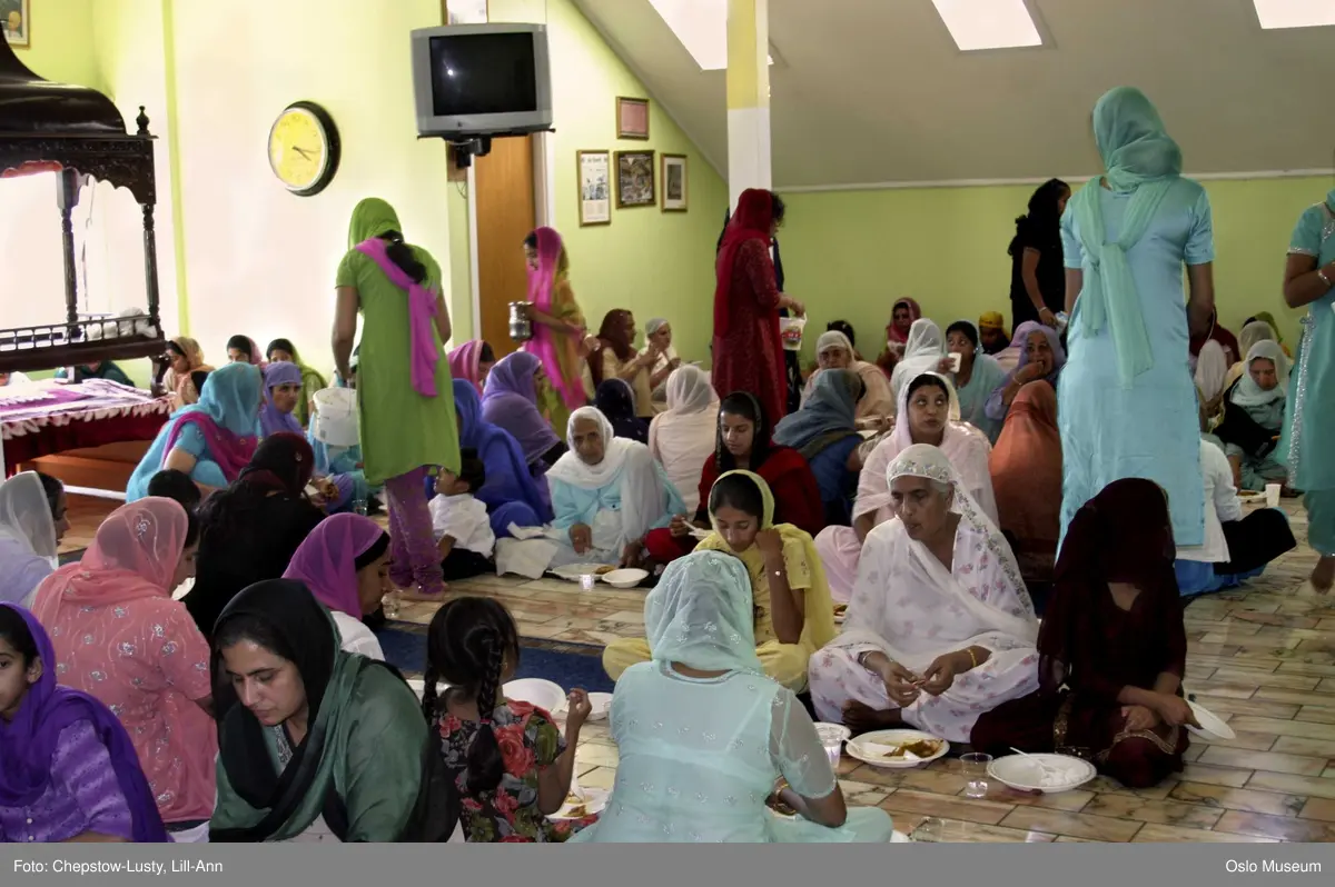 Sikhisme, Gurduara Sri Guru Nanak Dev Ji, sikh tempel, Alnabru i Oslo, interiør, hellig bok, symboler, hellige gjenstander, kvinner, menn, matlaging, bønn, prosesjoner, musikk. 
