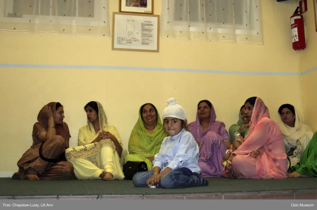 Sikhisme, Gurduara Sri Guru Nanak Dev Ji, sikh tempel, Alnabru i Oslo, interiør, hellig bok, symboler, hellige gjenstander, kvinner, menn, matlaging, bønn, prosesjoner, musikk. 
