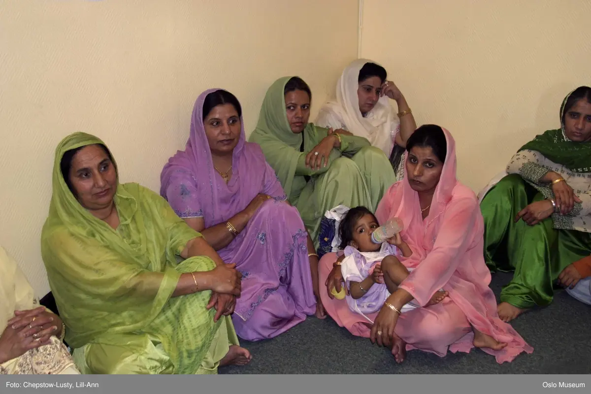 Sikhisme, Gurduara Sri Guru Nanak Dev Ji, sikh tempel, Alnabru i Oslo, interiør, hellig bok, symboler, hellige gjenstander, kvinner, menn, matlaging, bønn, prosesjoner, musikk. 
