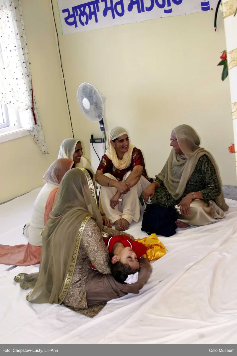 Sikhisme, Gurduara Sri Guru Nanak Dev Ji, sikh tempel, Alnabru i Oslo, interiør, hellig bok, symboler, hellige gjenstander, kvinner, menn, matlaging, bønn, prosesjoner, musikk. 
