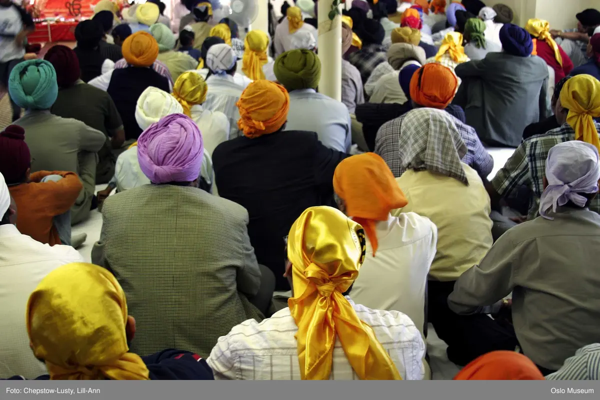 Sikhisme, Gurduara Sri Guru Nanak Dev Ji, sikh tempel, Alnabru i Oslo, interiør, hellig bok, symboler, hellige gjenstander, kvinner, menn, matlaging, bønn, prosesjoner, musikk. 
