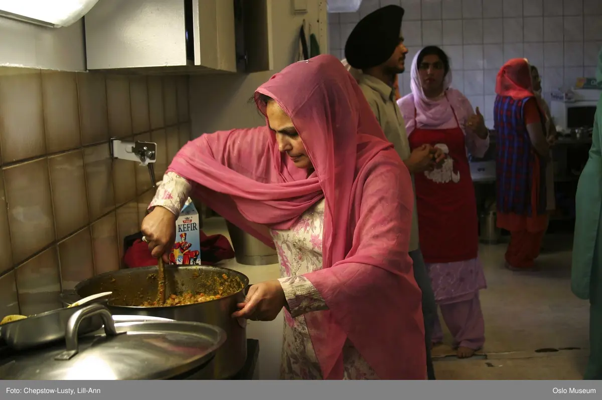 Sikhisme, Gurduara Sri Guru Nanak Dev Ji, sikh tempel, Alnabru i Oslo, interiør, hellig bok, symboler, hellige gjenstander, kvinner, menn, matlaging, bønn, prosesjoner, musikk. 
