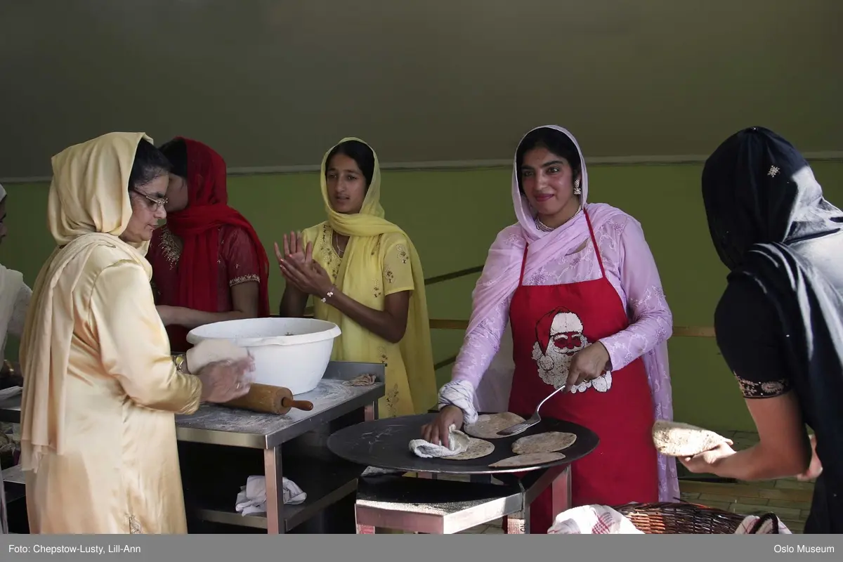 Sikhisme, Gurduara Sri Guru Nanak Dev Ji, sikh tempel, Alnabru i Oslo, interiør, hellig bok, symboler, hellige gjenstander, kvinner, menn, matlaging, bønn, prosesjoner, musikk. 
