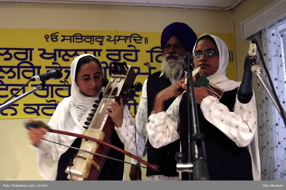 Sikhisme, Gurduara Sri Guru Nanak Dev Ji, sikh tempel, Alnabru i Oslo, interiør, hellig bok, symboler, hellige gjenstander, kvinner, menn, matlaging, bønn, prosesjoner, musikk. 
