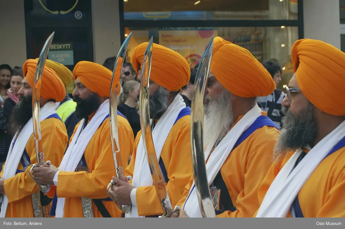 Sikhisme, Vaisakhi feiring, Karl Johansgate, opptok, plakater, bannere, flagg, prosesjon, sverd, kamptrenng, kvinner, menn, barn, hodeplagg