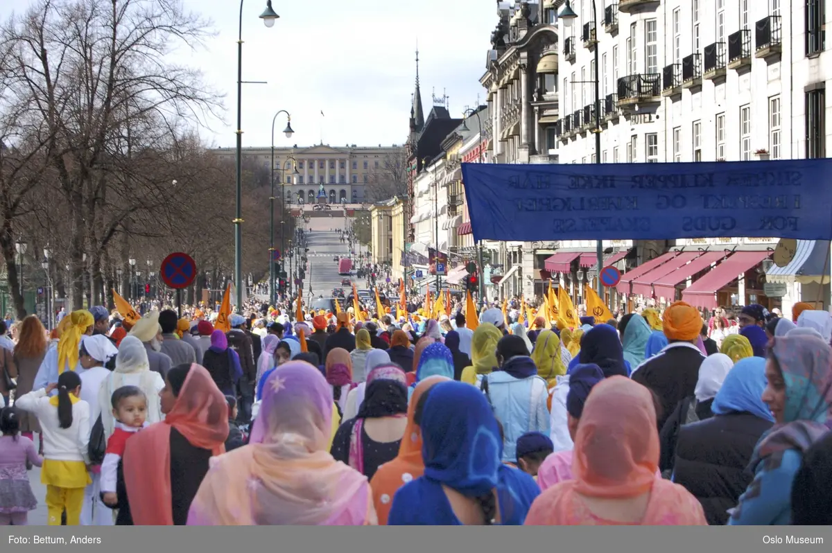 Sikhisme, Vaisakhi feiring, Karl Johansgate, opptok, plakater, bannere, flagg, prosesjon, sverd, kamptrenng, kvinner, menn, barn, hodeplagg