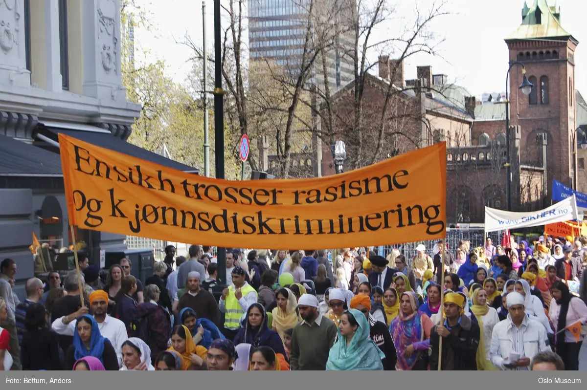 Sikhisme, Vaisakhi feiring, Karl Johansgate, opptok, plakater, bannere, flagg, prosesjon, sverd, kamptrenng, kvinner, menn, barn, hodeplagg