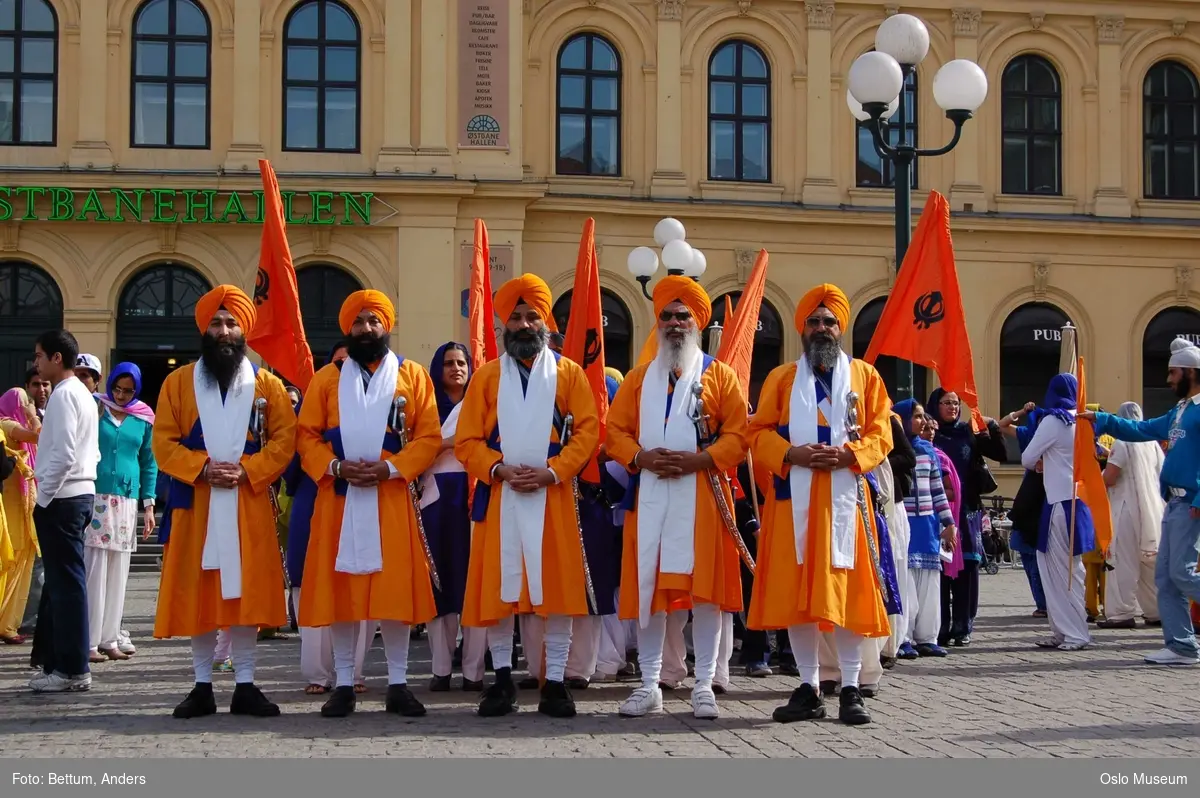 Sikhisme, Vaisakhi feiring, Karl Johansgate, opptok, plakater, bannere, flagg, prosesjon, sverd, kamptrenng, kvinner, menn, barn, hodeplagg