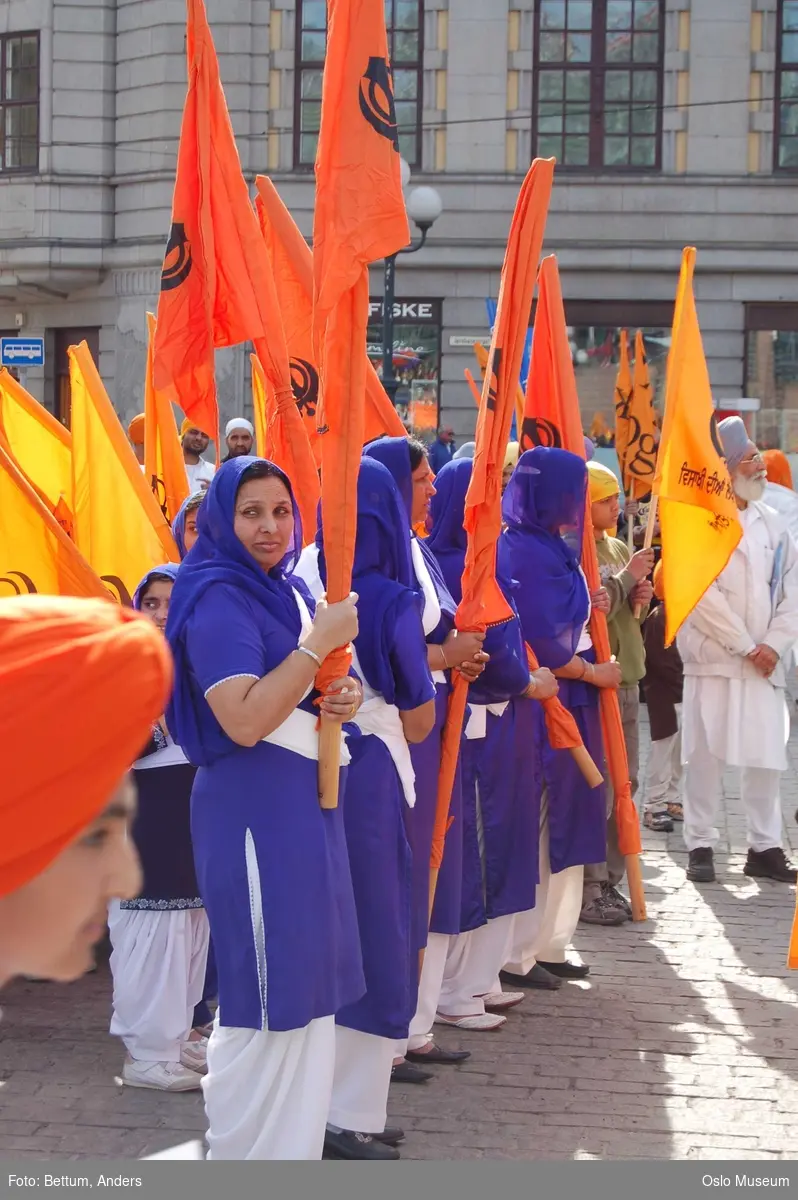 Sikhisme, Vaisakhi feiring, Karl Johansgate, opptok, plakater, bannere, flagg, prosesjon, sverd, kamptrenng, kvinner, menn, barn, hodeplagg