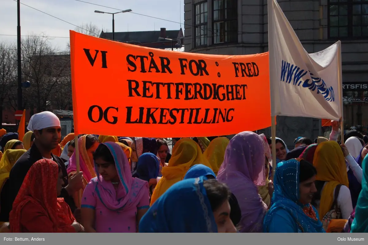 Sikhisme, Vaisakhi feiring, Karl Johansgate, opptok, plakater, bannere, flagg, prosesjon, sverd, kamptrenng, kvinner, menn, barn, hodeplagg