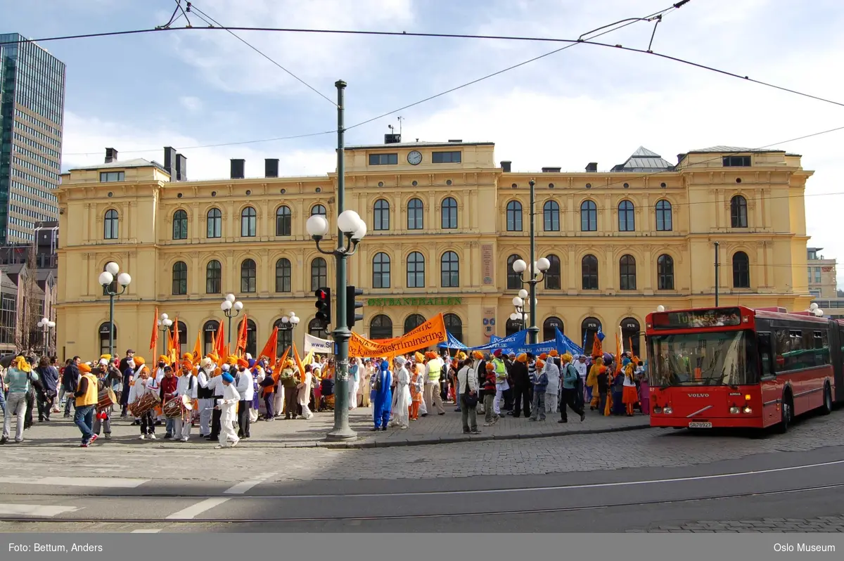 Sikhisme, Vaisakhi feiring, Karl Johansgate, opptok, plakater, bannere, flagg, prosesjon, sverd, kamptrenng, kvinner, menn, barn, hodeplagg