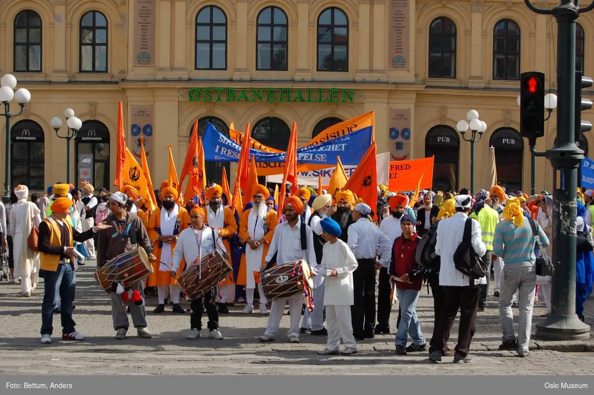 Sikhisme, Vaisakhi feiring, Karl Johansgate, opptok, plakater, bannere, flagg, prosesjon, sverd, kamptrenng, kvinner, menn, barn, hodeplagg