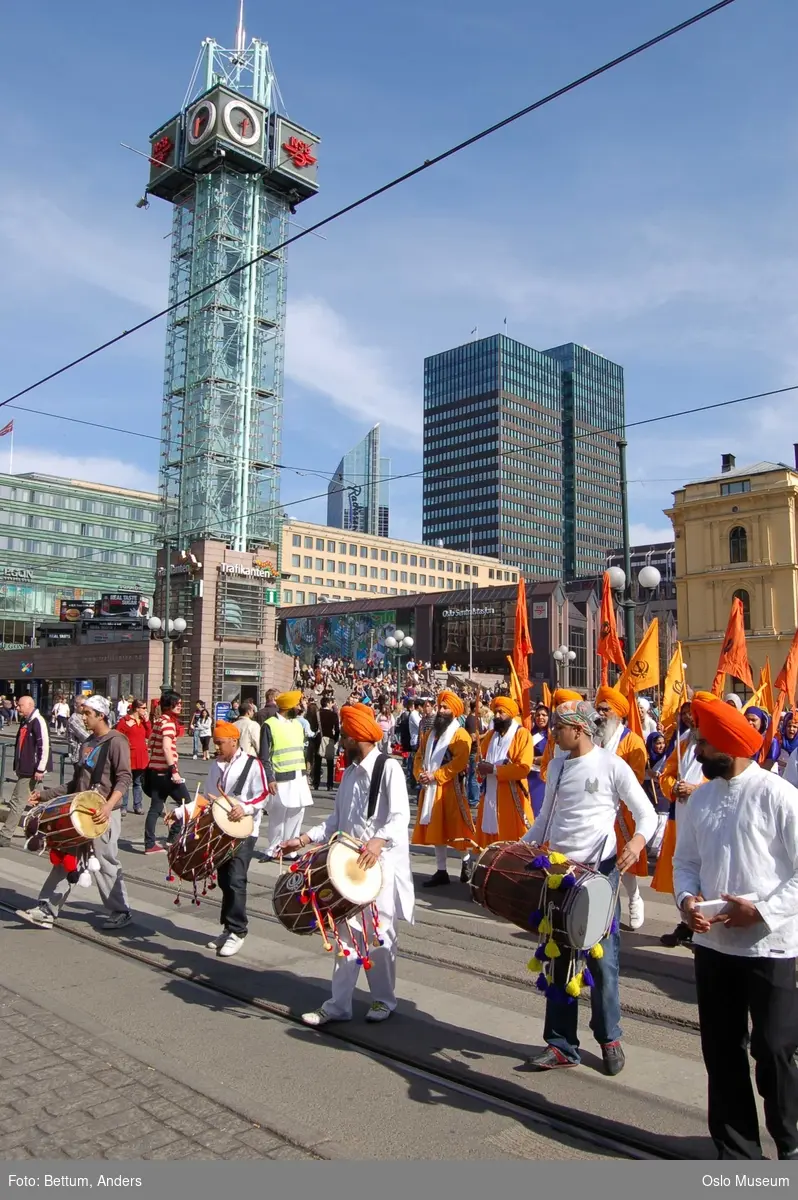 Sikhisme, Vaisakhi feiring, Karl Johansgate, opptok, plakater, bannere, flagg, prosesjon, sverd, kamptrenng, kvinner, menn, barn, hodeplagg