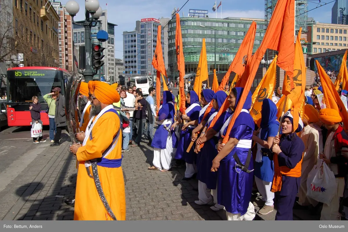 Sikhisme, Vaisakhi feiring, Karl Johansgate, opptok, plakater, bannere, flagg, prosesjon, sverd, kamptrenng, kvinner, menn, barn, hodeplagg