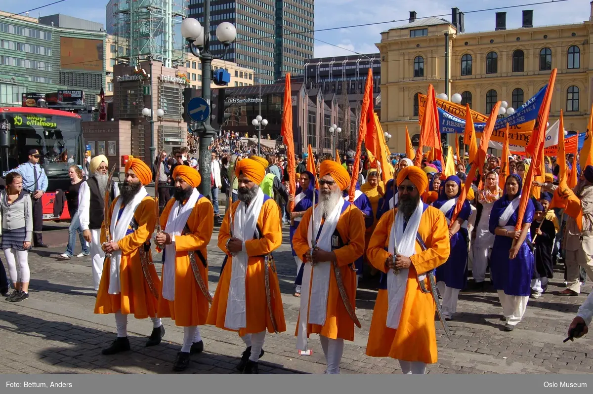 Sikhisme, Vaisakhi feiring, Karl Johansgate, opptok, plakater, bannere, flagg, prosesjon, sverd, kamptrenng, kvinner, menn, barn, hodeplagg