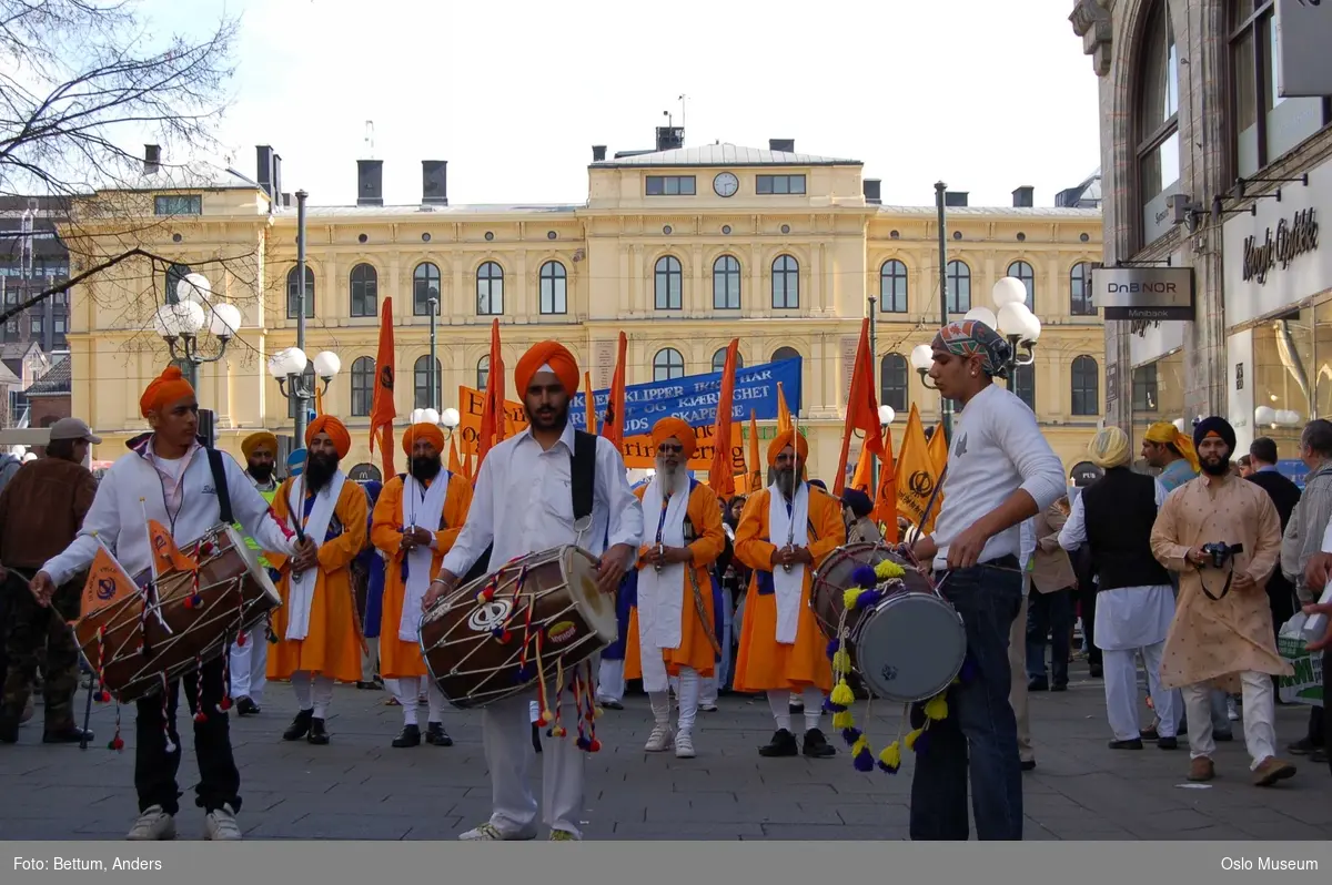Sikhisme, Vaisakhi feiring, Karl Johansgate, opptok, plakater, bannere, flagg, prosesjon, sverd, kamptrenng, kvinner, menn, barn, hodeplagg