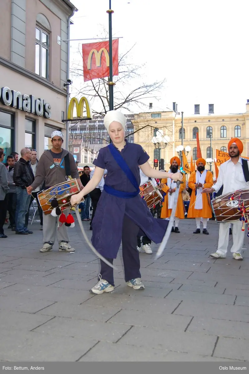 Sikhisme, Vaisakhi feiring, Karl Johansgate, opptok, plakater, bannere, flagg, prosesjon, sverd, kamptrenng, kvinner, menn, barn, hodeplagg