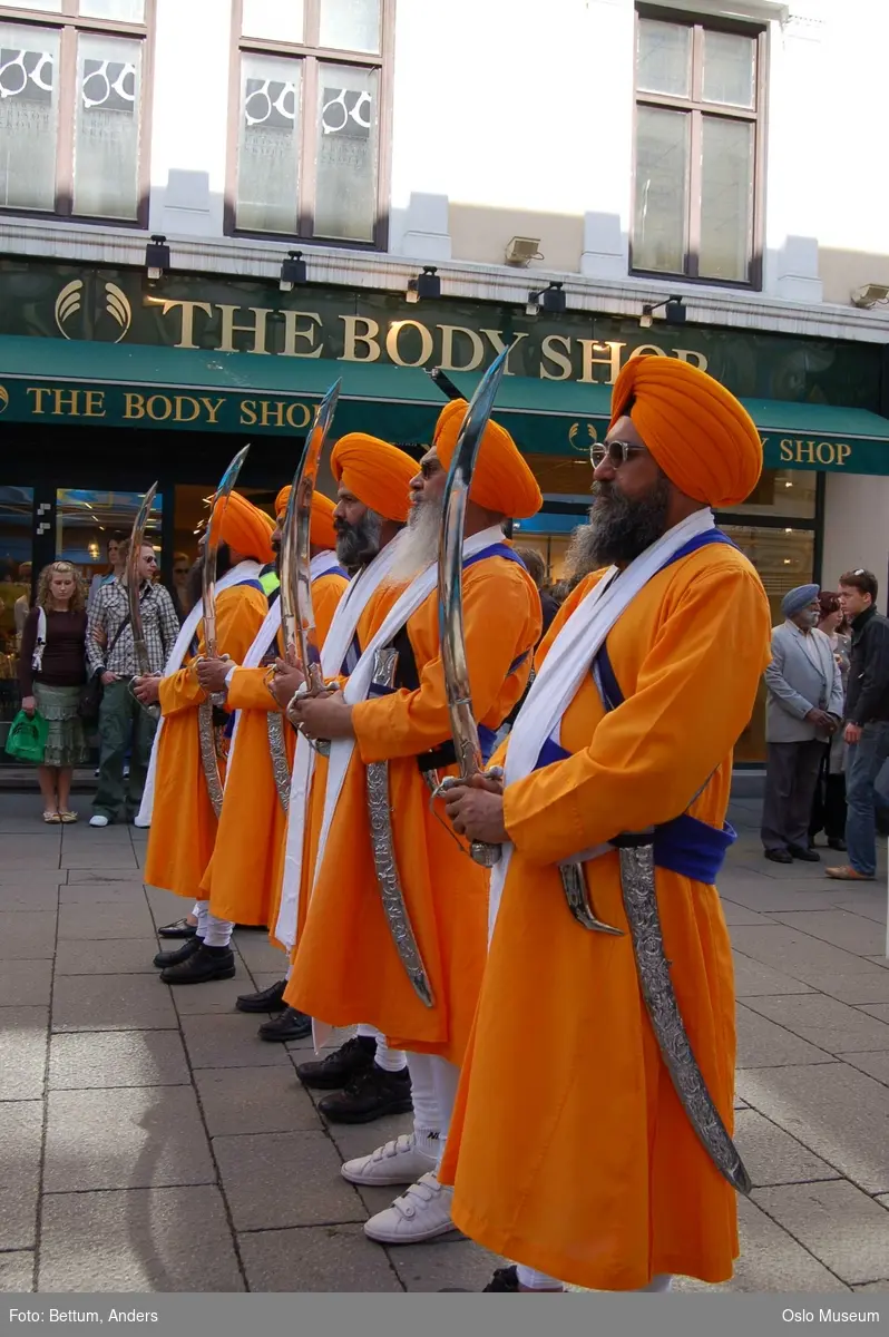 Sikhisme, Vaisakhi feiring, Karl Johansgate, opptok, plakater, bannere, flagg, prosesjon, sverd, kamptrenng, kvinner, menn, barn, hodeplagg