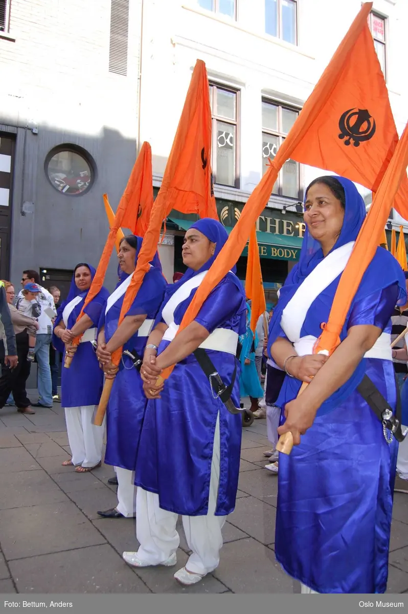Sikhisme, Vaisakhi feiring, Karl Johansgate, opptok, plakater, bannere, flagg, prosesjon, sverd, kamptrenng, kvinner, menn, barn, hodeplagg