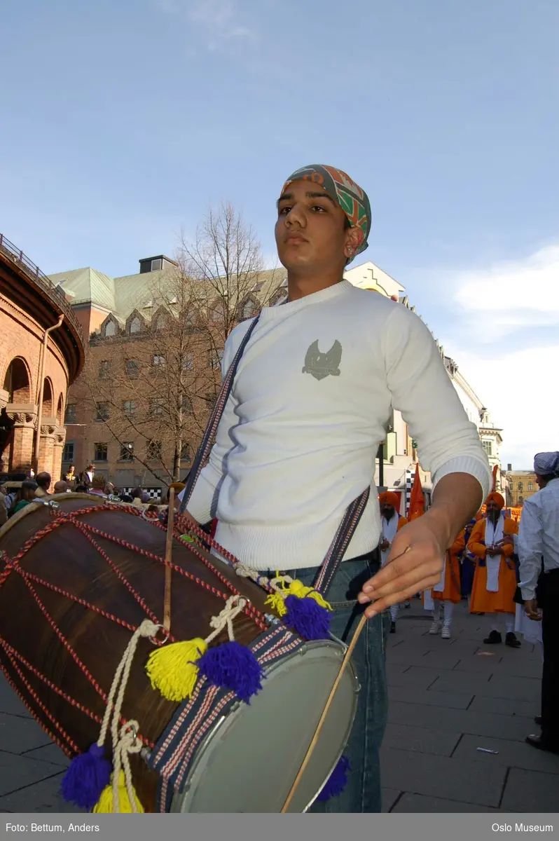 Sikhisme, Vaisakhi feiring, Karl Johansgate, opptok, plakater, bannere, flagg, prosesjon, sverd, kamptrenng, kvinner, menn, barn, hodeplagg