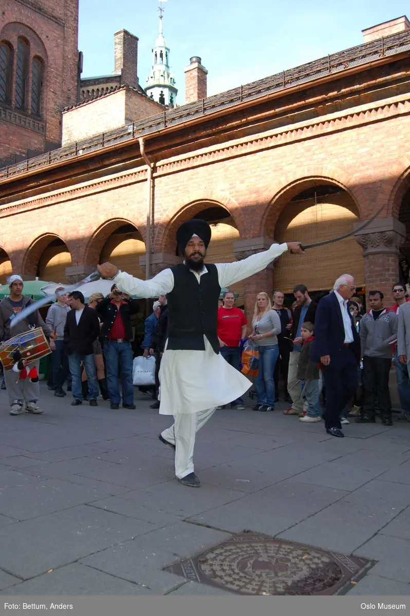 Sikhisme, Vaisakhi feiring, Karl Johansgate, opptok, plakater, bannere, flagg, prosesjon, sverd, kamptrenng, kvinner, menn, barn, hodeplagg