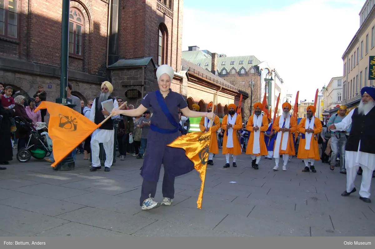 Sikhisme, Vaisakhi feiring, Karl Johansgate, opptok, plakater, bannere, flagg, prosesjon, sverd, kamptrenng, kvinner, menn, barn, hodeplagg
