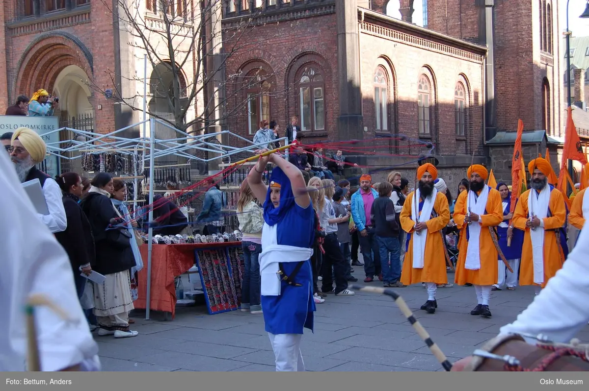 Sikhisme, Vaisakhi feiring, Karl Johansgate, opptok, plakater, bannere, flagg, prosesjon, sverd, kamptrenng, kvinner, menn, barn, hodeplagg