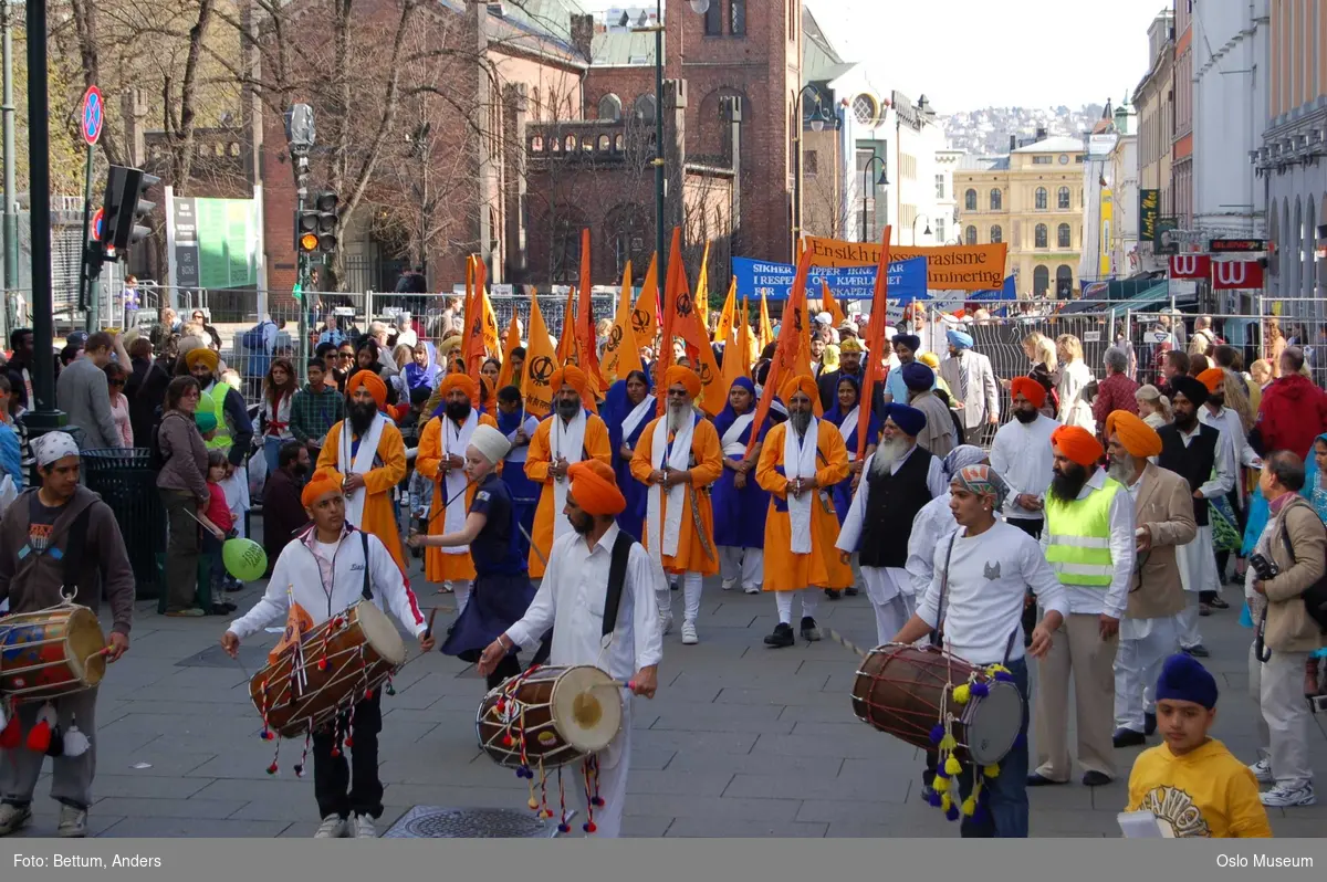 Sikhisme, Vaisakhi feiring, Karl Johansgate, opptok, plakater, bannere, flagg, prosesjon, sverd, kamptrenng, kvinner, menn, barn, hodeplagg