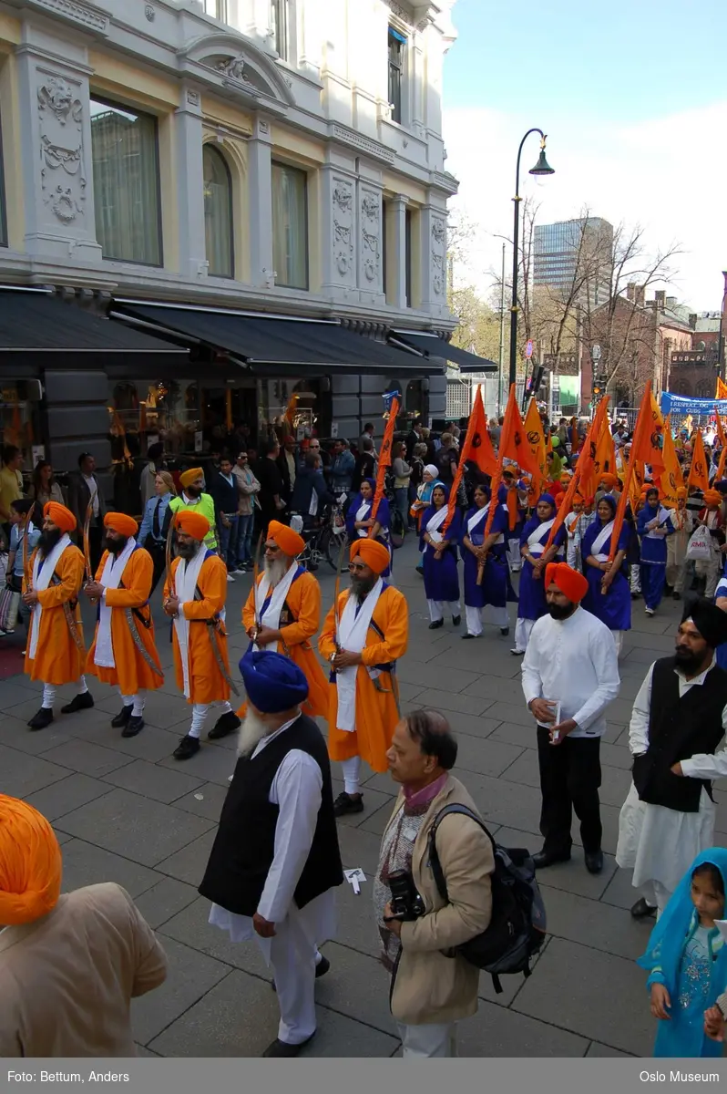 Sikhisme, Vaisakhi feiring, Karl Johansgate, opptok, plakater, bannere, flagg, prosesjon, sverd, kamptrenng, kvinner, menn, barn, hodeplagg