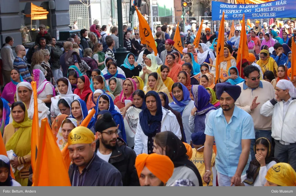 Sikhisme, Vaisakhi feiring, Karl Johansgate, opptok, plakater, bannere, flagg, prosesjon, sverd, kamptrenng, kvinner, menn, barn, hodeplagg