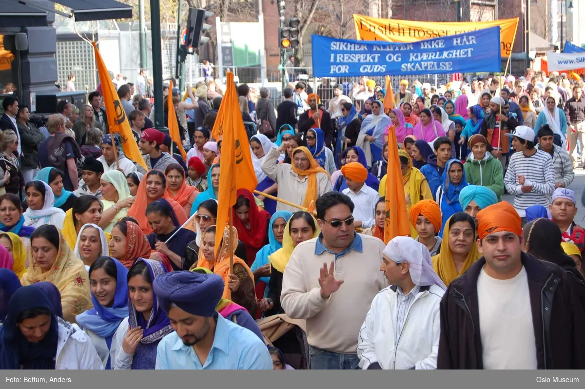 Sikhisme, Vaisakhi feiring, Karl Johansgate, opptok, plakater, bannere, flagg, prosesjon, sverd, kamptrenng, kvinner, menn, barn, hodeplagg