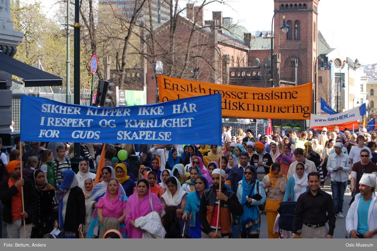 Sikhisme, Vaisakhi feiring, Karl Johansgate, opptok, plakater, bannere, flagg, prosesjon, sverd, kamptrenng, kvinner, menn, barn, hodeplagg