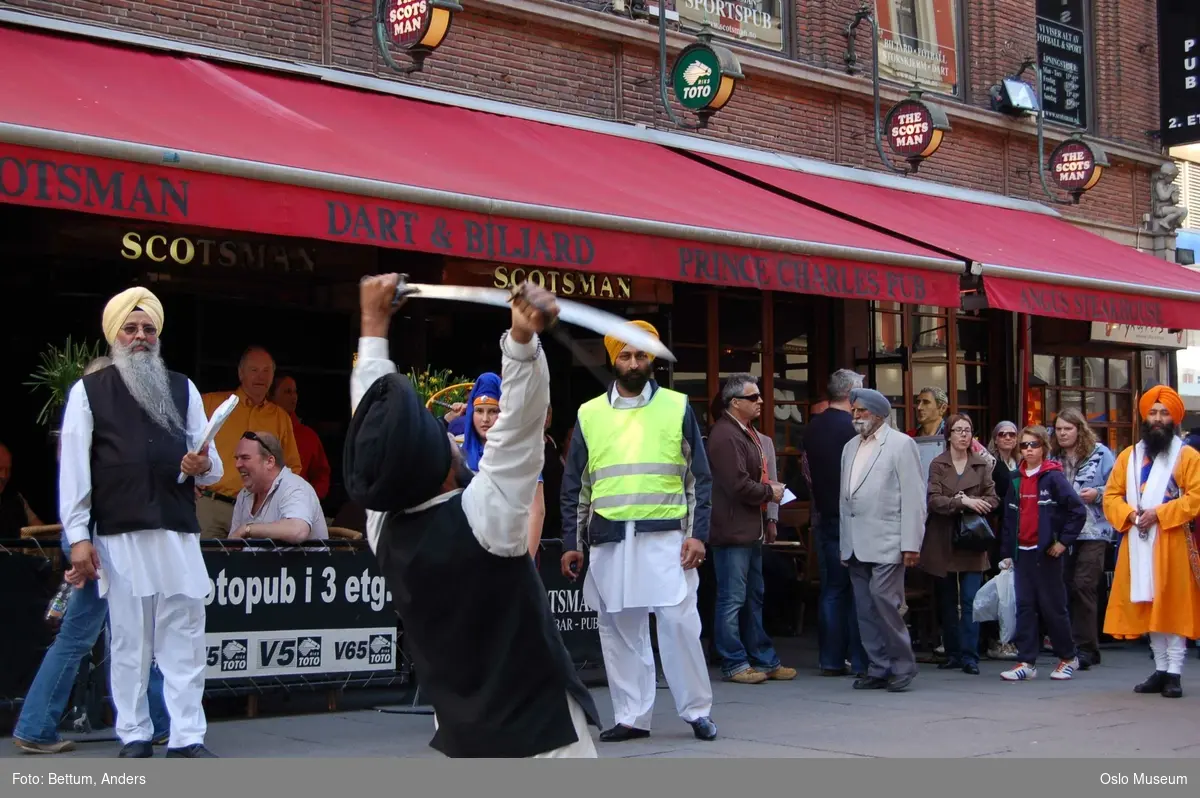 Sikhisme, Vaisakhi feiring, Karl Johansgate, opptok, plakater, bannere, flagg, prosesjon, sverd, kamptrenng, kvinner, menn, barn, hodeplagg