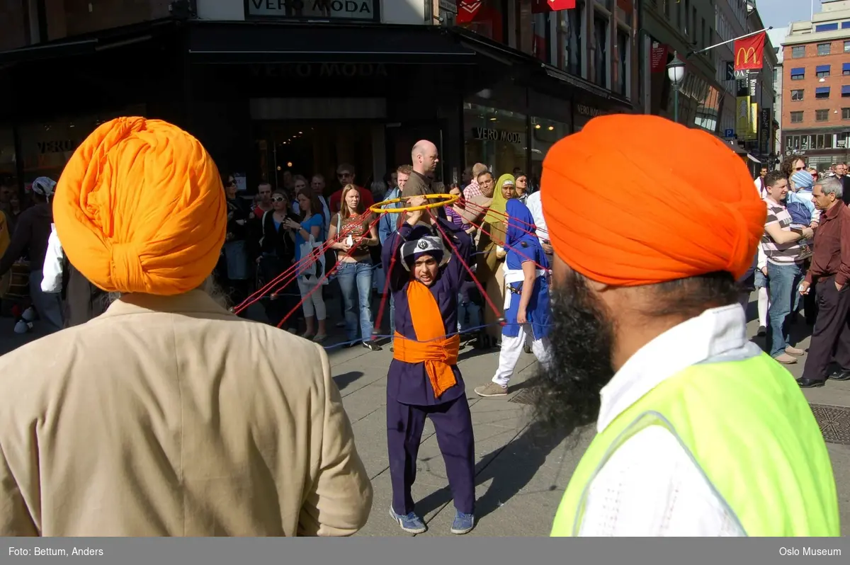 Sikhisme, Vaisakhi feiring, Karl Johansgate, opptok, plakater, bannere, flagg, prosesjon, sverd, kamptrenng, kvinner, menn, barn, hodeplagg