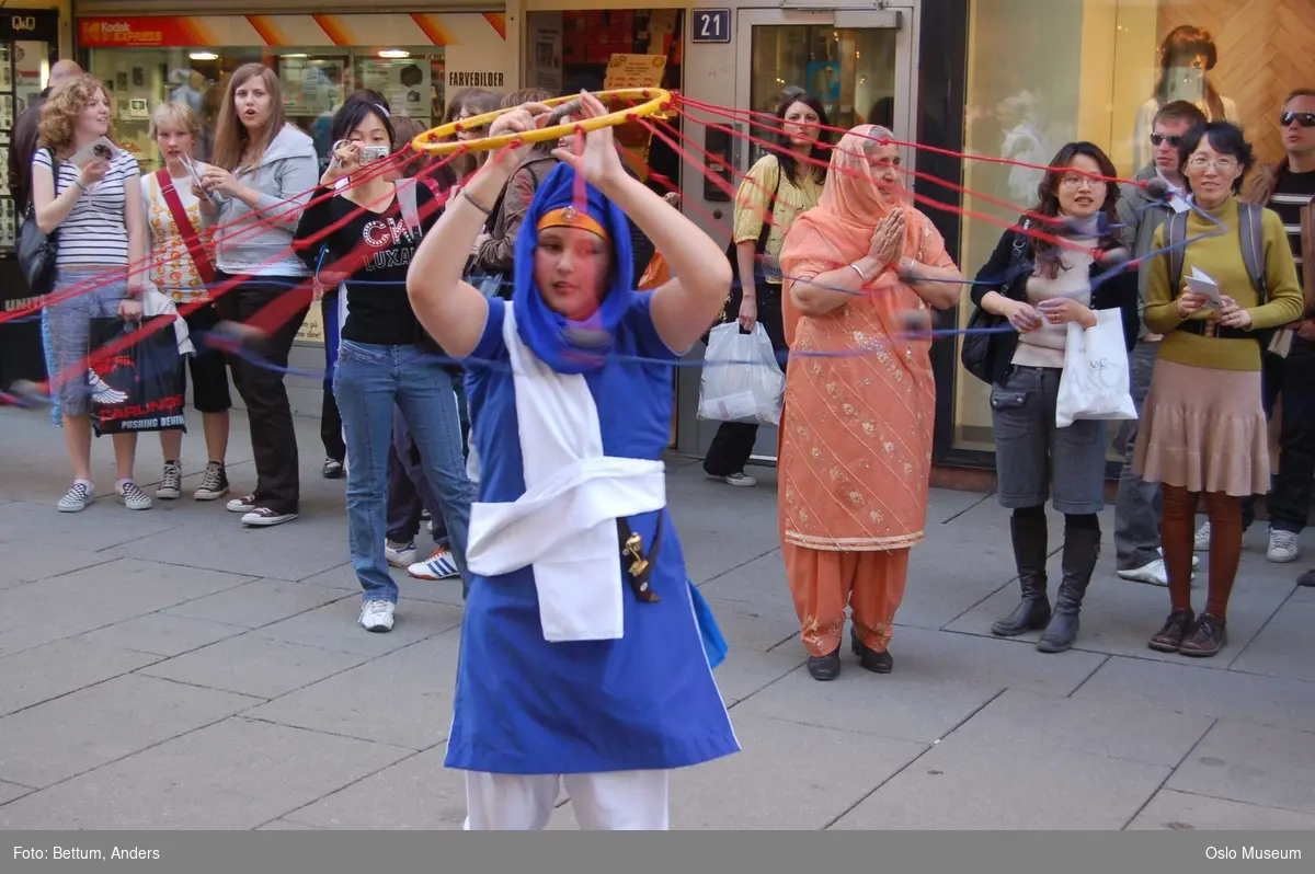 Sikhisme, Vaisakhi feiring, Karl Johansgate, opptok, plakater, bannere, flagg, prosesjon, sverd, kamptrenng, kvinner, menn, barn, hodeplagg
