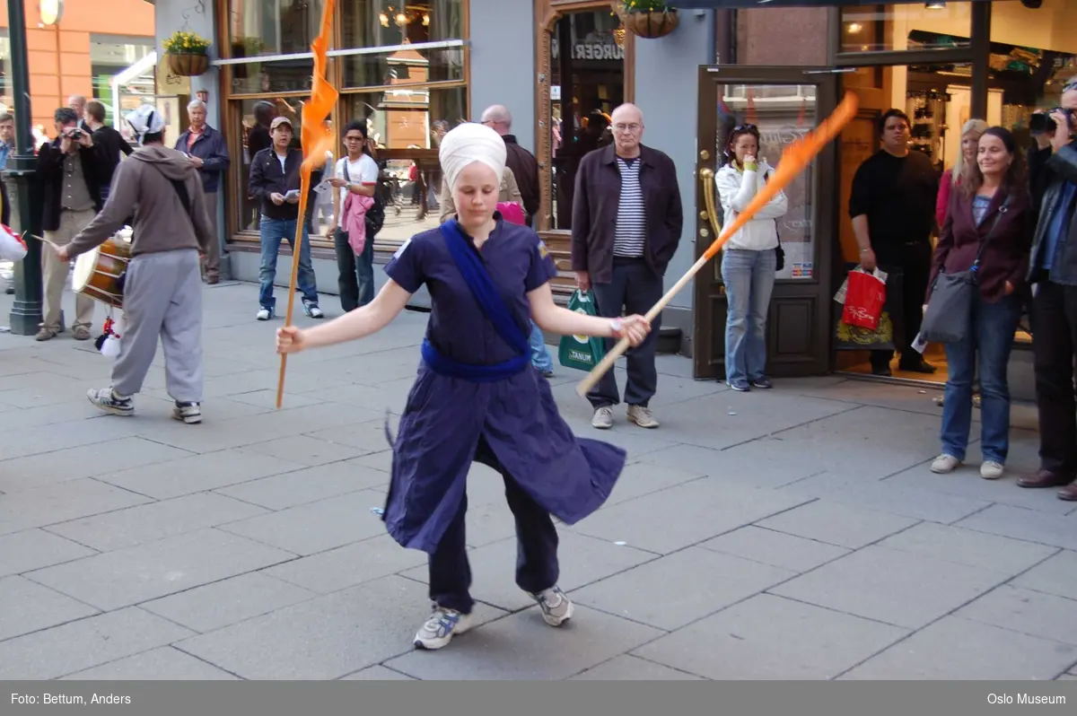 Sikhisme, Vaisakhi feiring, Karl Johansgate, opptok, plakater, bannere, flagg, prosesjon, sverd, kamptrenng, kvinner, menn, barn, hodeplagg