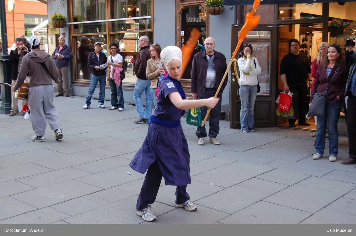 Sikhisme, Vaisakhi feiring, Karl Johansgate, opptok, plakater, bannere, flagg, prosesjon, sverd, kamptrenng, kvinner, menn, barn, hodeplagg