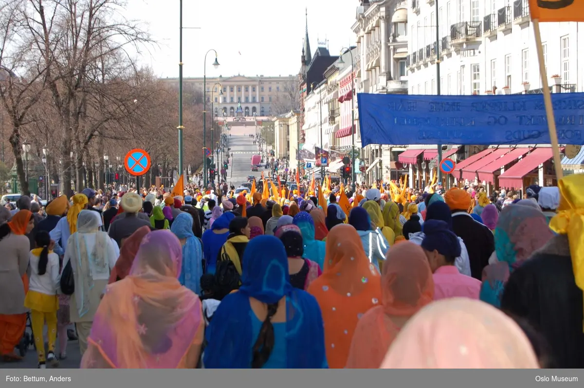 Sikhisme, Vaisakhi feiring, Karl Johansgate, opptok, plakater, bannere, flagg, prosesjon, sverd, kamptrenng, kvinner, menn, barn, hodeplagg