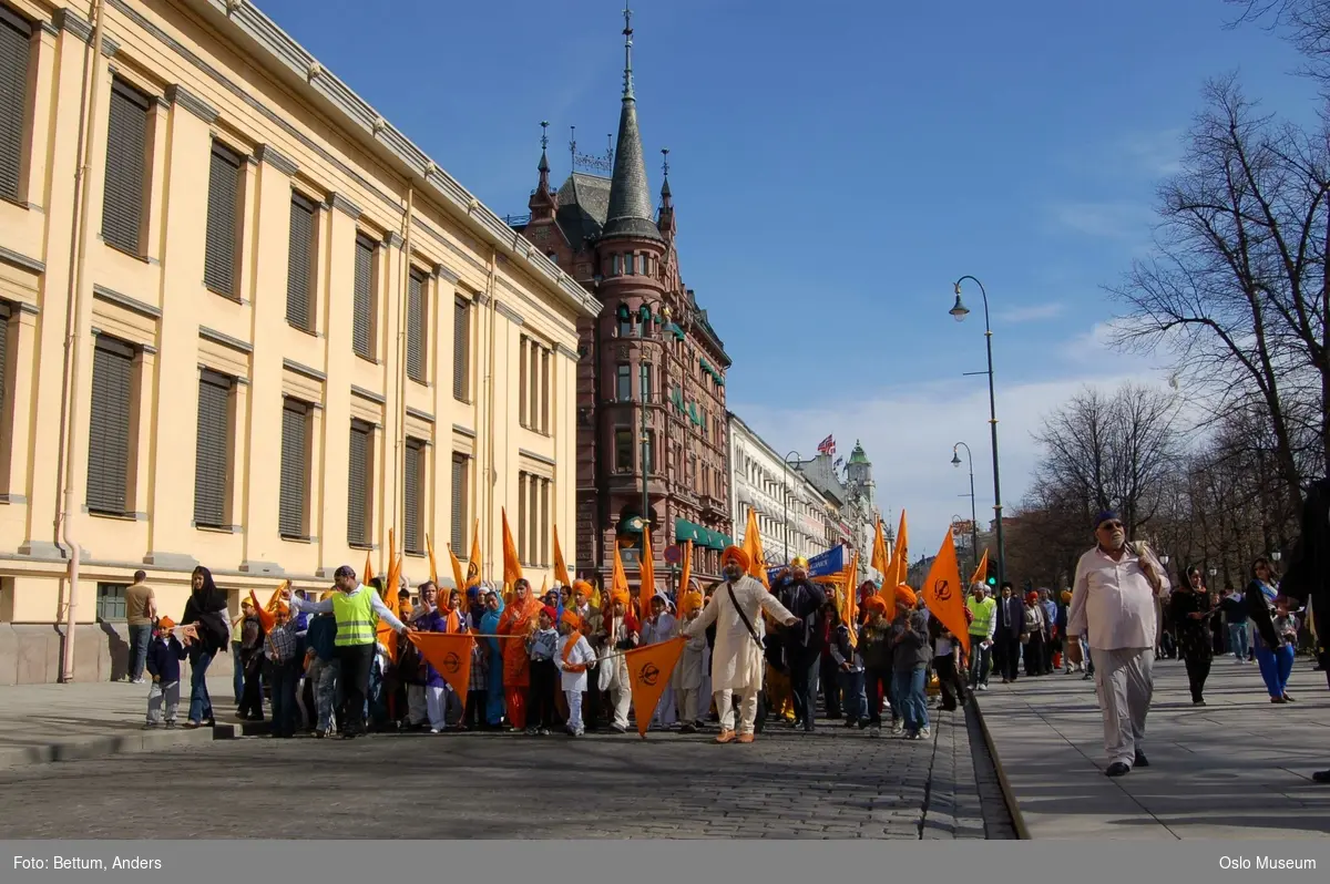 Sikhisme, Vaisakhi feiring, Karl Johansgate, opptok, plakater, bannere, flagg, prosesjon, sverd, kamptrenng, kvinner, menn, barn, hodeplagg