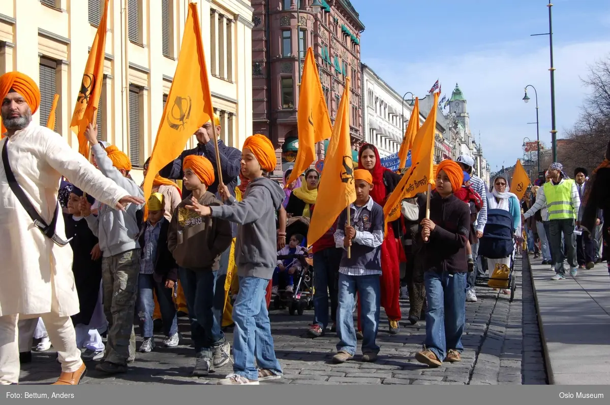 Sikhisme, Vaisakhi feiring, Karl Johansgate, opptok, plakater, bannere, flagg, prosesjon, sverd, kamptrenng, kvinner, menn, barn, hodeplagg