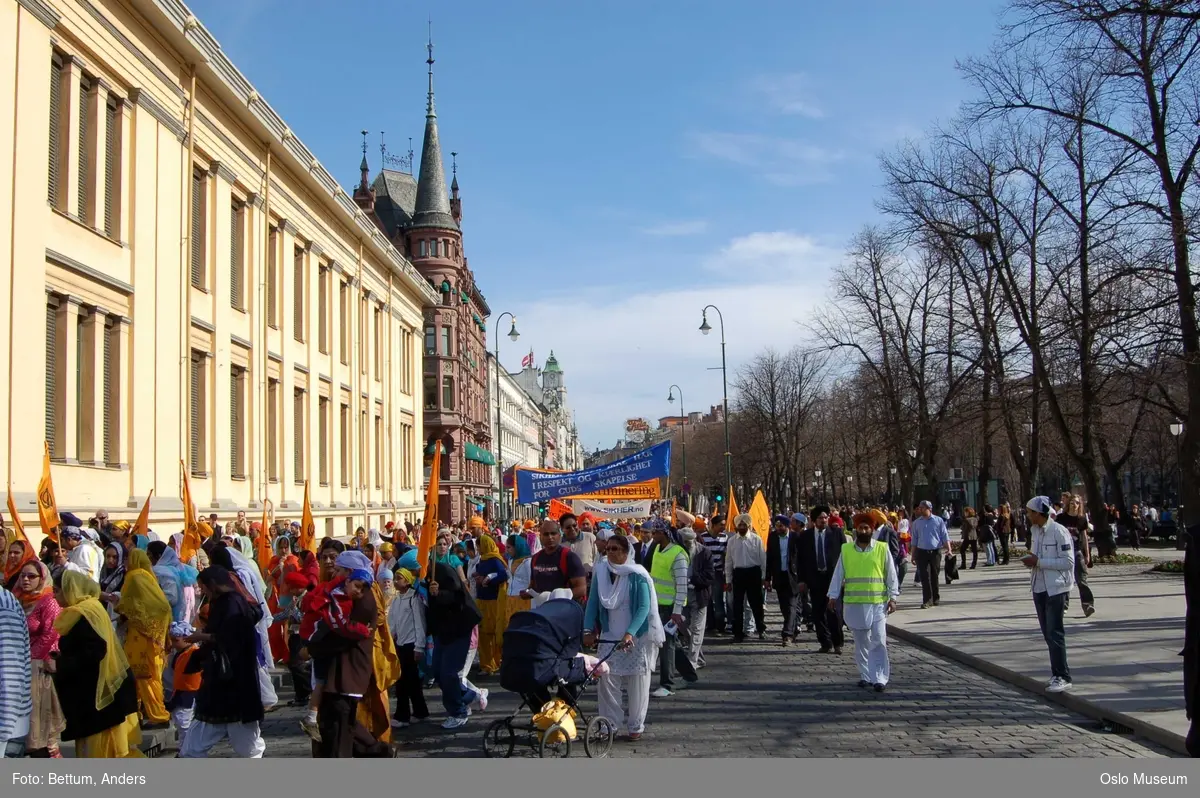 Sikhisme, Vaisakhi feiring, Karl Johansgate, opptok, plakater, bannere, flagg, prosesjon, sverd, kamptrenng, kvinner, menn, barn, hodeplagg