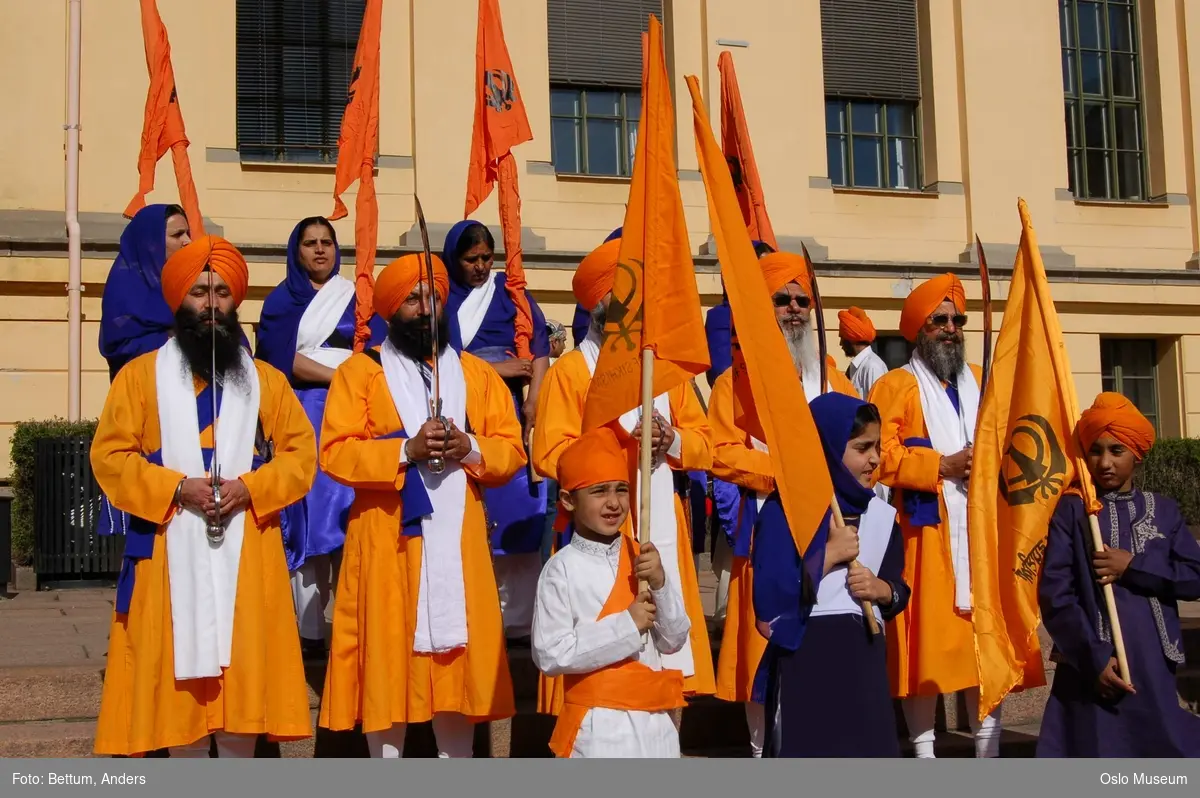 Sikhisme, Vaisakhi feiring, Karl Johansgate, opptok, plakater, bannere, flagg, prosesjon, sverd, kamptrenng, kvinner, menn, barn, hodeplagg