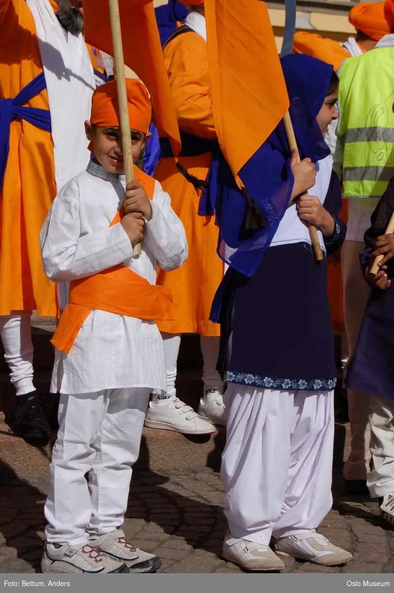 Sikhisme, Vaisakhi feiring, Karl Johansgate, opptok, plakater, bannere, flagg, prosesjon, sverd, kamptrenng, kvinner, menn, barn, hodeplagg
