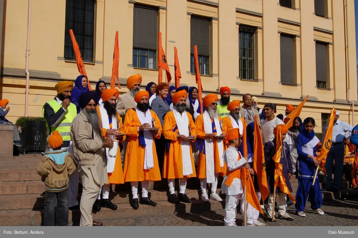 Sikhisme, Vaisakhi feiring, Karl Johansgate, opptok, plakater, bannere, flagg, prosesjon, sverd, kamptrenng, kvinner, menn, barn, hodeplagg