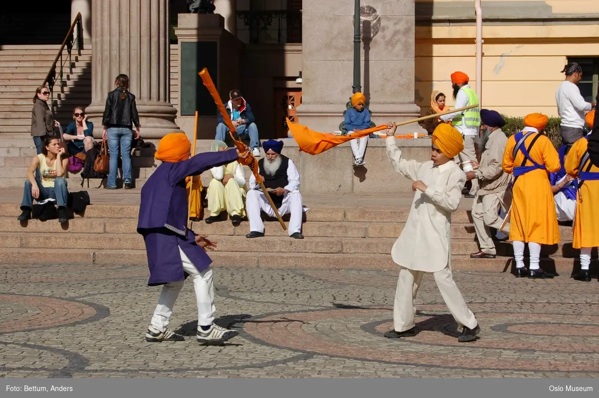 Sikhisme, Vaisakhi feiring, Karl Johansgate, opptok, plakater, bannere, flagg, prosesjon, sverd, kamptrenng, kvinner, menn, barn, hodeplagg
